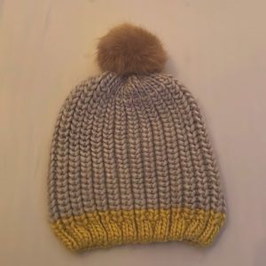 Loft Women’s Knit Beanie Har with Pom